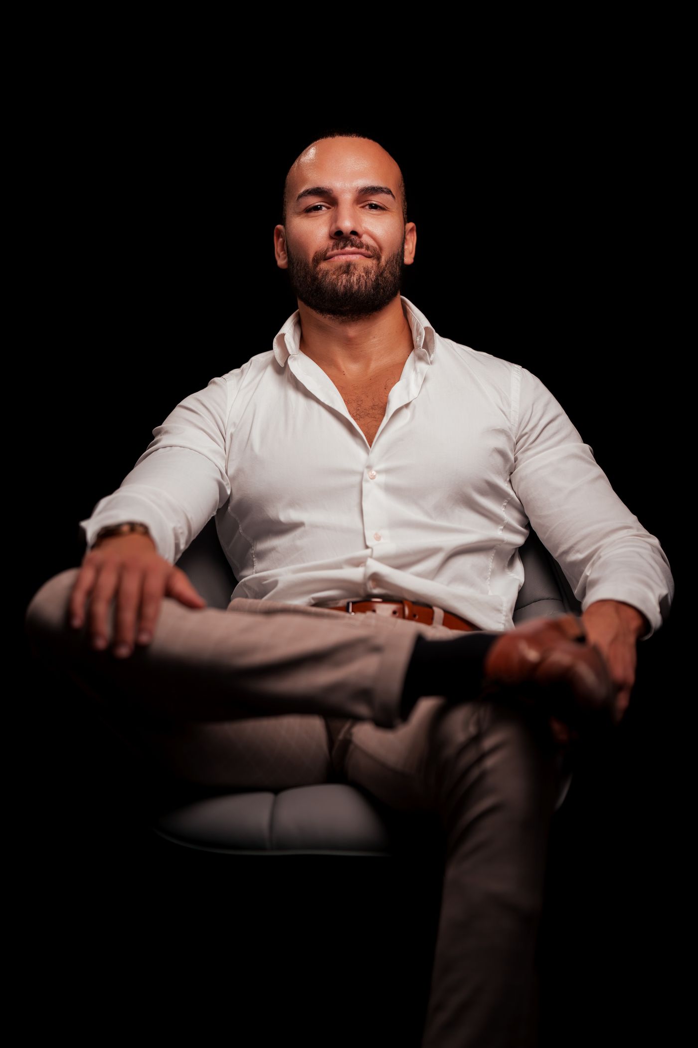 Anouar Marese, Porträt vor dunklem Hintergrund